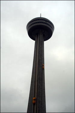 236m 높이의 전망대에서 폭포를 조망해 볼 수 있는 스카이론 타워(Skylon Tower). 